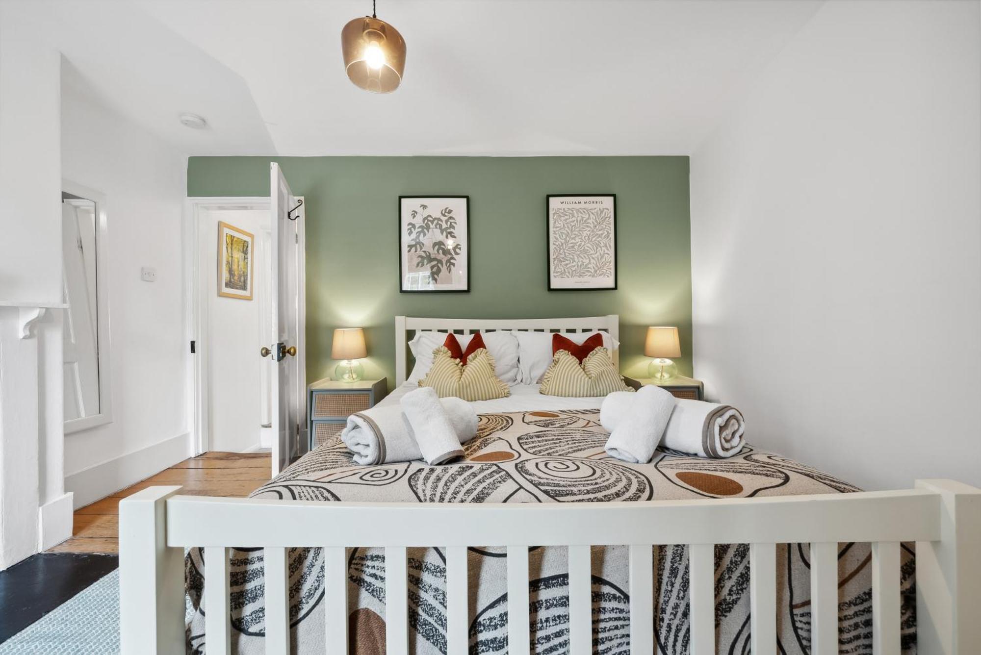 2 Bedrooms Stunning Westgate Cottage Retreat, Central Winchester, Free On-Street Parking Permit, With Garden Close To Cathedral - Sleeps 6, Pets Are Welcome, Summer Special Offer! - By Blue Puffin Stays Exterior photo